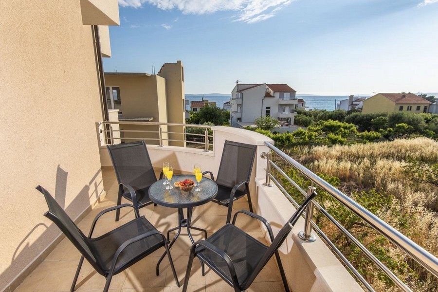 Balkon s výhledem na moře a posezením