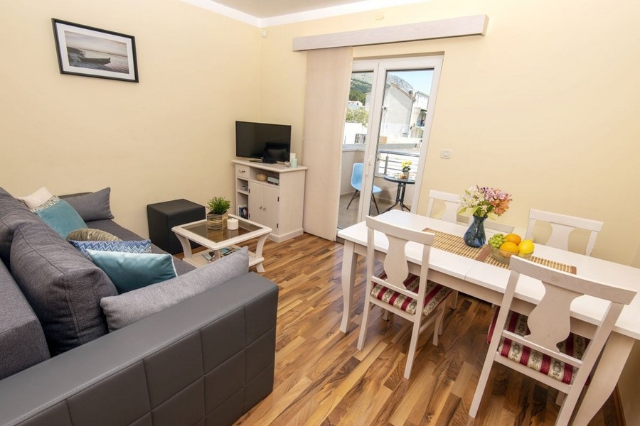 Obývací pokoj s pohovkou a jídelním koutem