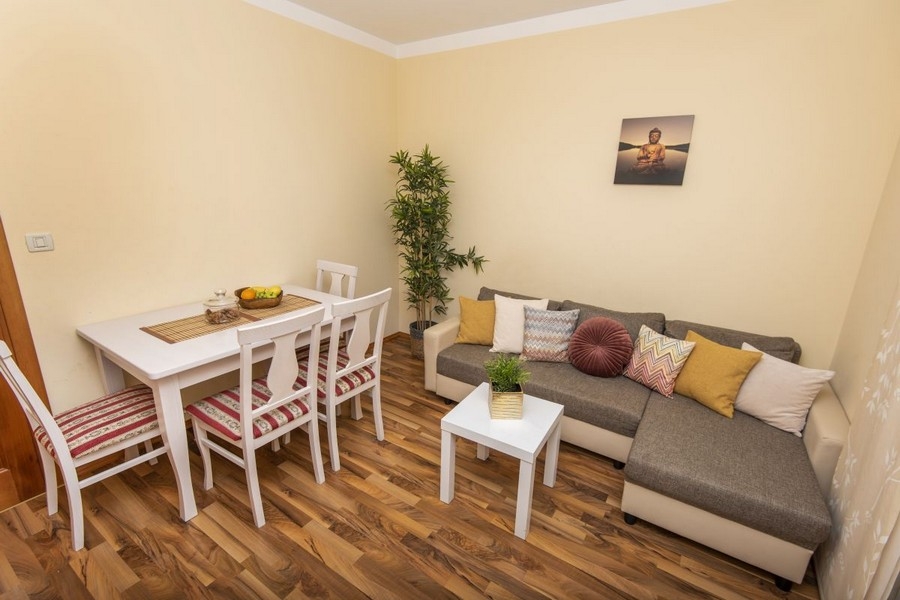 Obývací pokoj s posezením a stolem