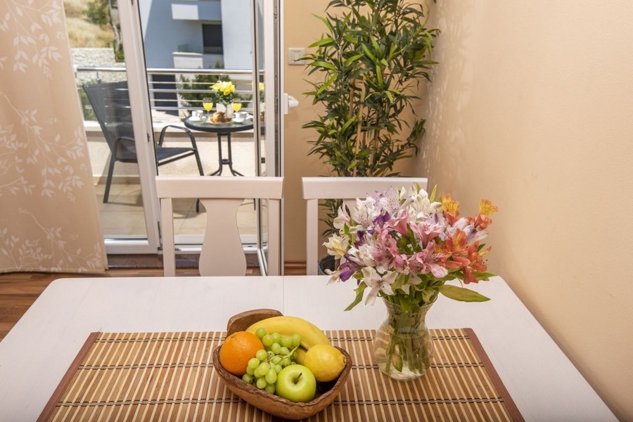 Jídelna se vstupem na balkon