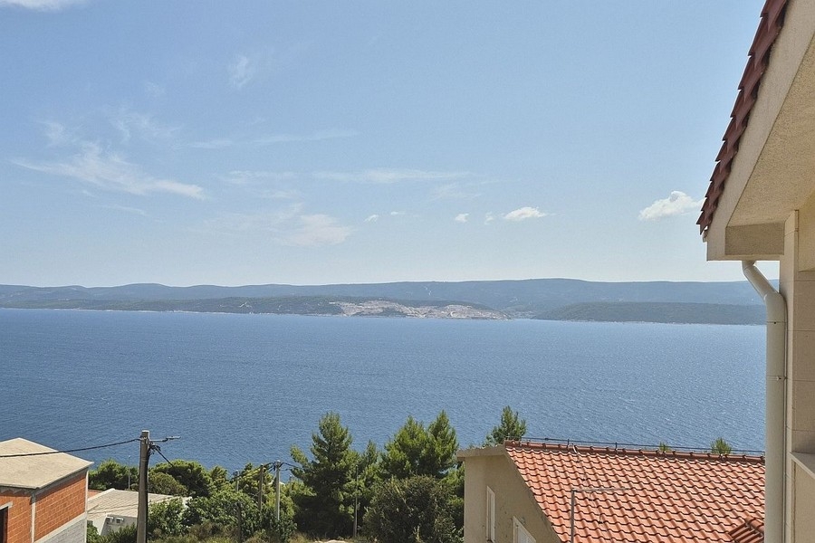 Výhled na moře z nabídky H3869 u Omiše v Dalmácii.