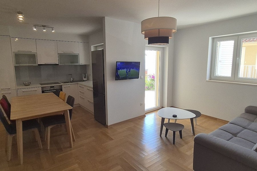 Obývací pokoj s otevřenou kuchyní a jídelním stolem