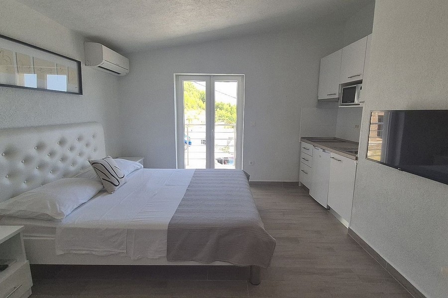 Světlý studiový apartmán s kuchyňským koutem a přístupem na balkon