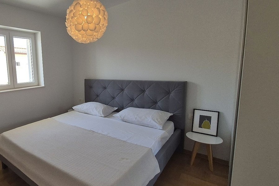 Ložnice s manželskou postelí a oknem