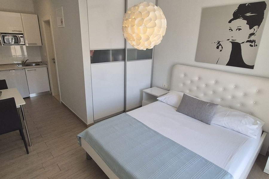 Moderní studio s manželskou postelí a kuchyňským koutem