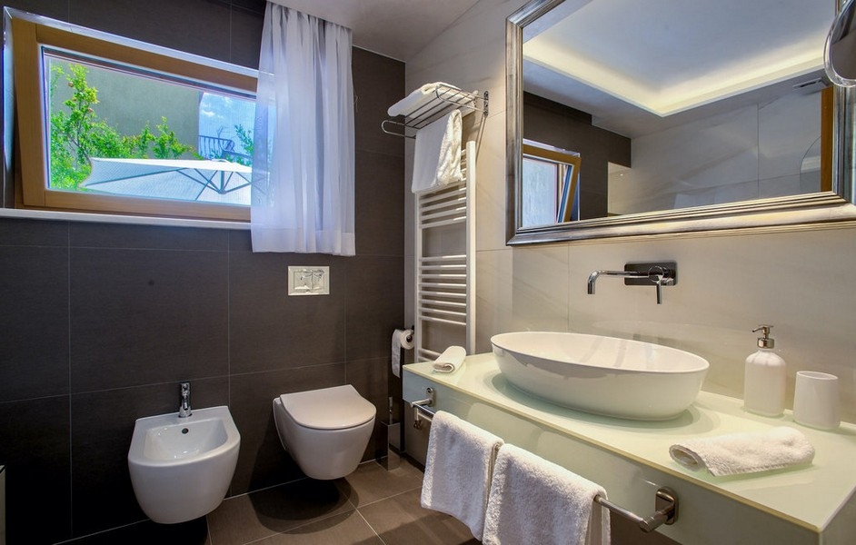 Moderní koupelna s umyvadlem a zrcadlem