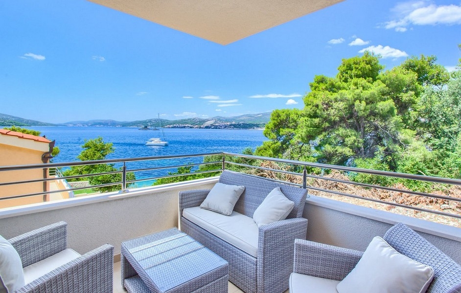 Terasa s posezením a výhledem na moře na pobřeží