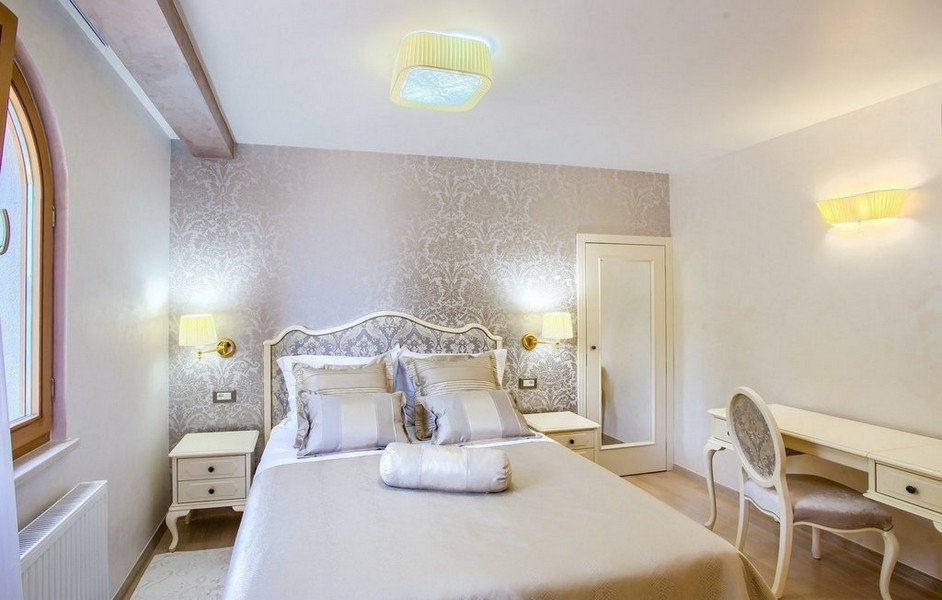 Ložnice s manželskou postelí a klasickým nábytkem