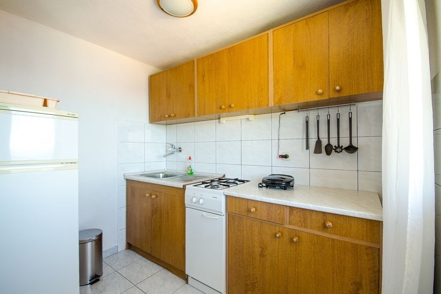 Kompaktní kuchyňská linka s elektrospotřebiči