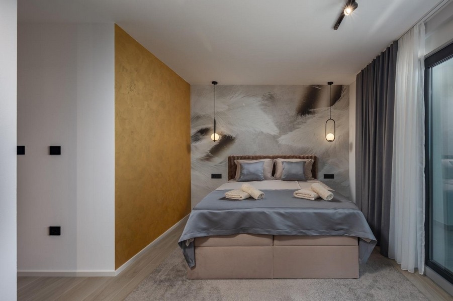 Pohodlná ložnice se stylovým designem stěn