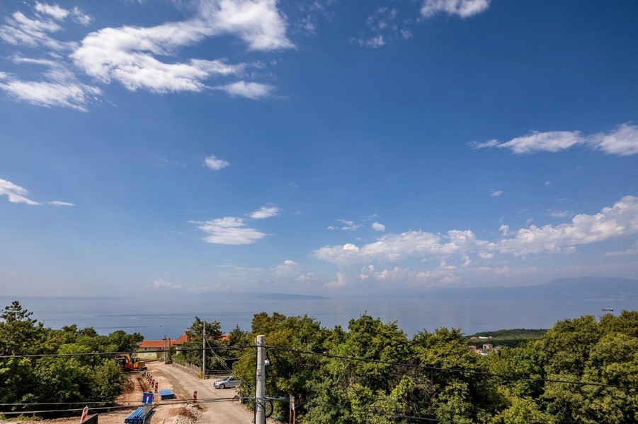 Panoramatický výhled na moře a pobřeží za jasného dne
