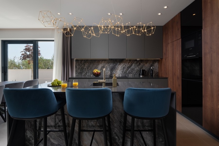 Kuchyň s integrovaným jídelním koutem v moderní vile