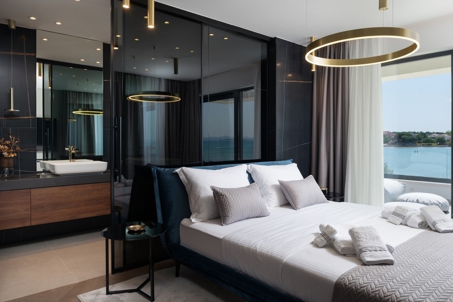 Ložnice s výhledem na moře v moderní vile v Chorvatsku