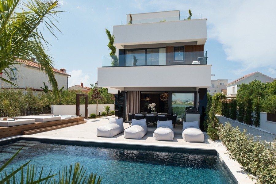 Moderní bazénová vila na prodej přímo u moře nedaleko Zadaru.