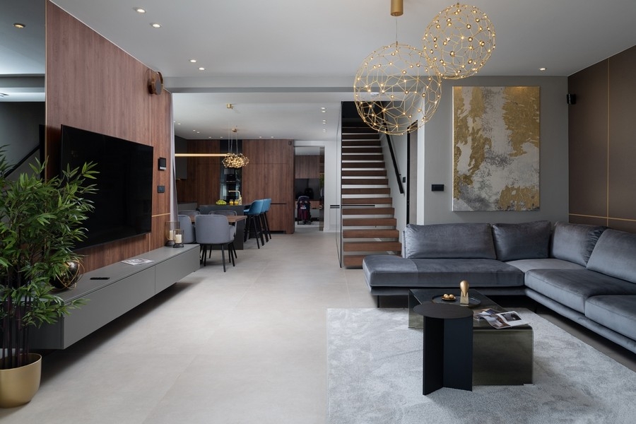 Obývací pokoj s otevřeným designem interiéru v moderní vile