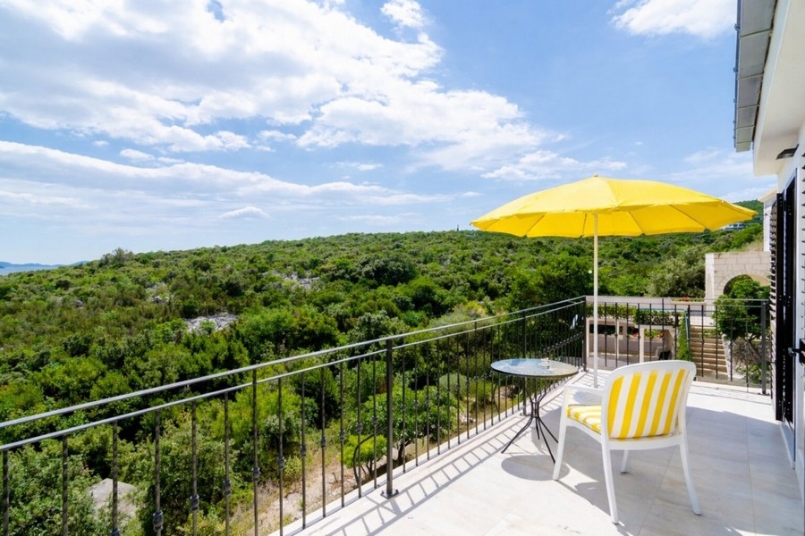 Balkon s výhledem do zeleně a okolí