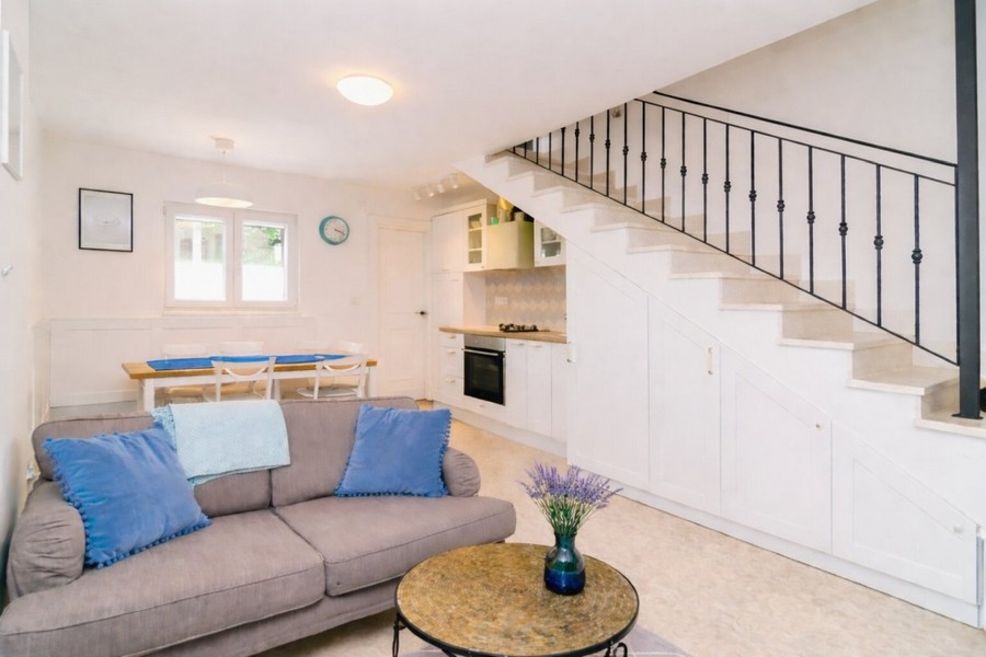 Otevřený obývací prostor s kuchyní a schodištěm