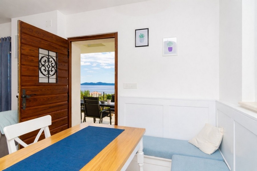 Jídelna s přístupem na terasu a výhledem na moře