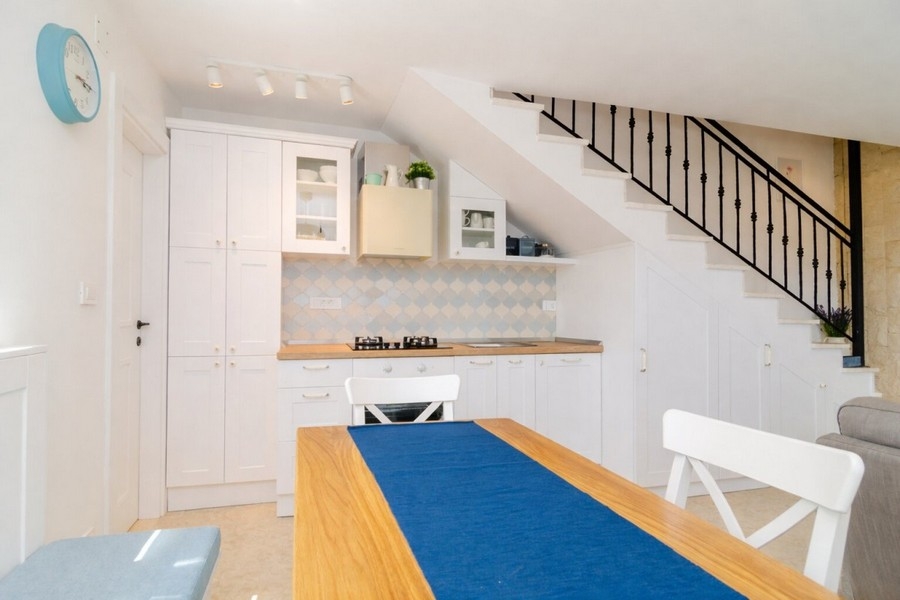 Kuchyň s vestavěnými skříněmi a pracovní plochou