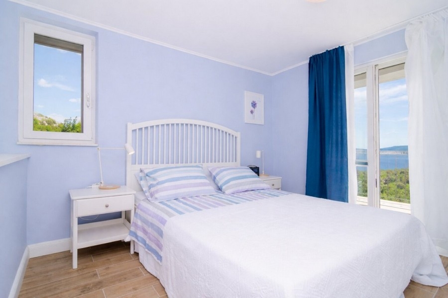 Ložnice s manželskou postelí a výhledem na moře