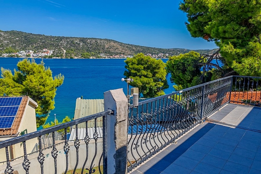 Výhled na moře z nemovitosti H3877 v Rogoznici.