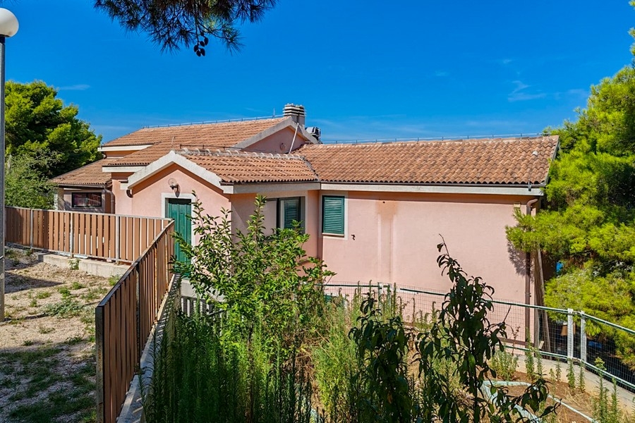 Zadní část domu H3877 v Rogoznici, Dalmácie - Panorama Scouting.