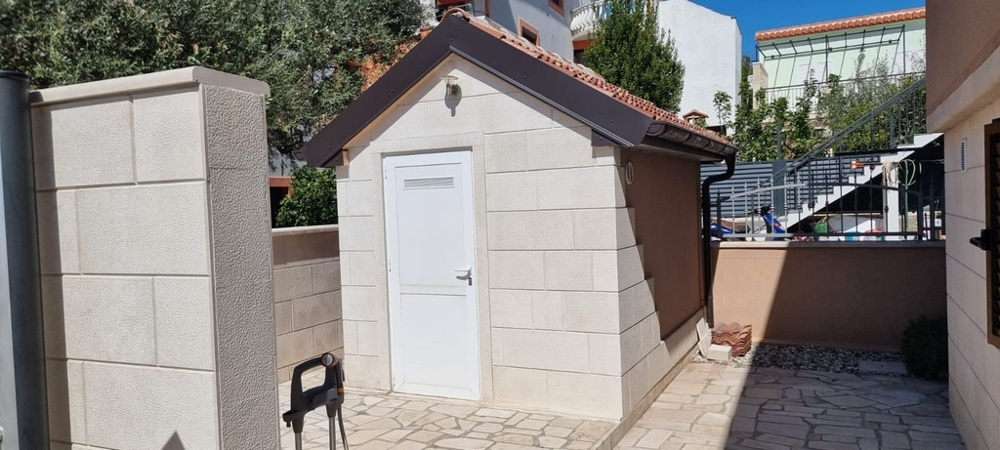 Přístavba ve dvoře s úložným prostorem a udržovaným venkovním prostorem