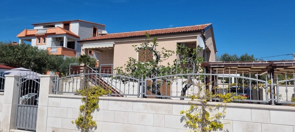 Prodám nemovitost H3878 v 1. řadě u moře v Chorvatsku.