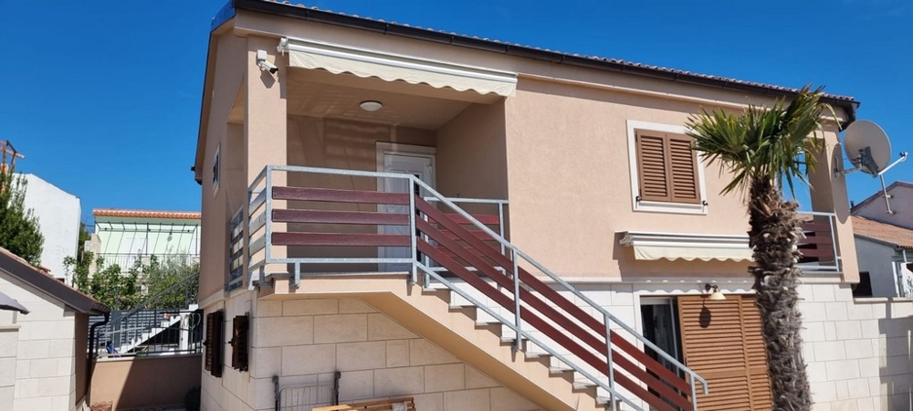 Dům se dvěma bytovými jednotkami a venkovním schodištěm na pláži v Bibinje v Dalmácii