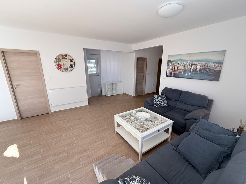 Otevřený obývací prostor s posezením a světlý design interiéru v domě