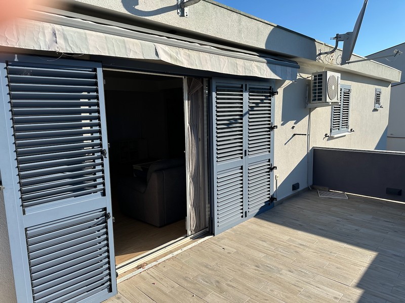 Terasa domu H3879 v Dalmácii, Chorvatsko.