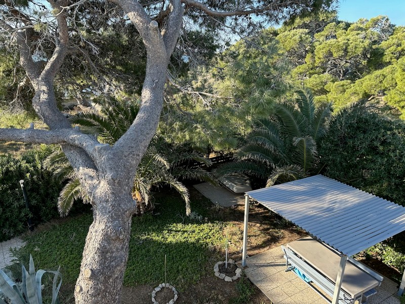 Zahrada se středomořskými rostlinami a zastíněné venkovní posezení