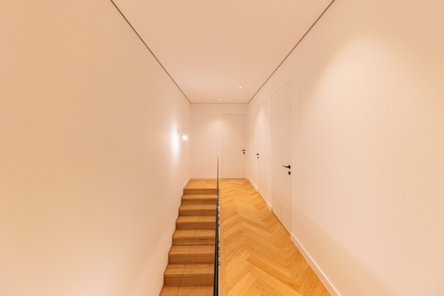 Hala v horním patře s kvalitními dřevěnými podlahami