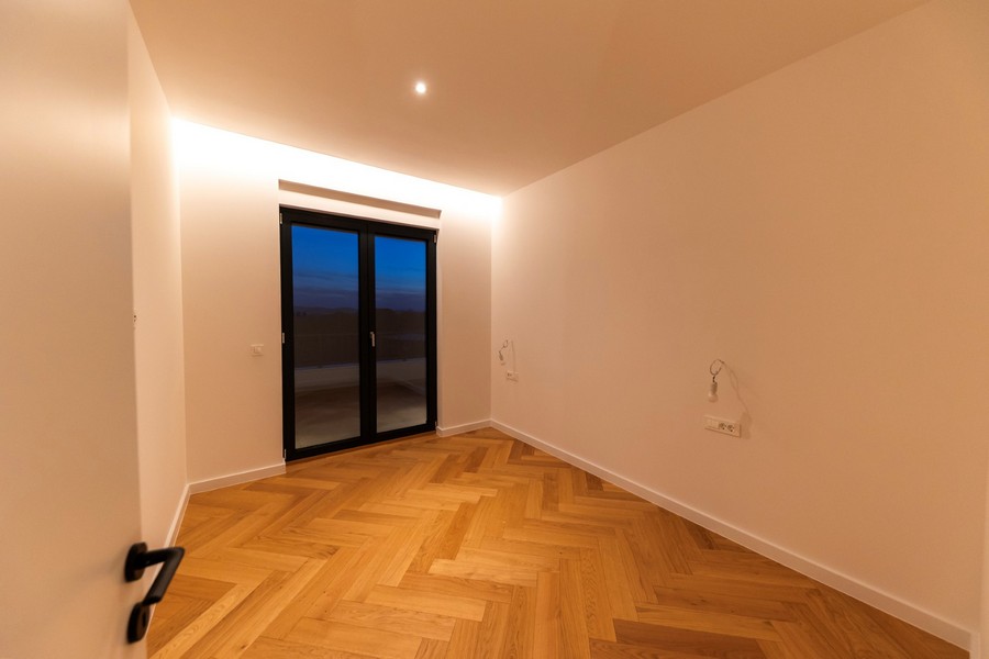 Ložnice se vstupem na balkon a spoustou přirozeného světla