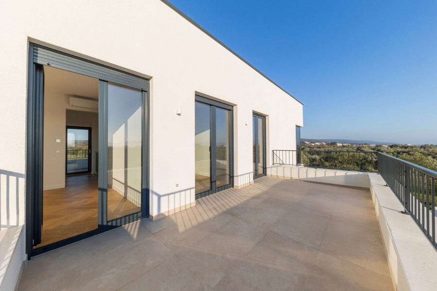 Balkon s výhledem na moře.