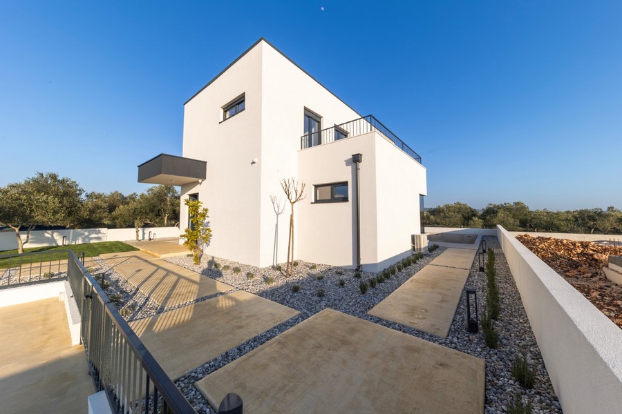 Moderní rodinný dům s přehlednou architekturou a udržovaným venkovním prostorem