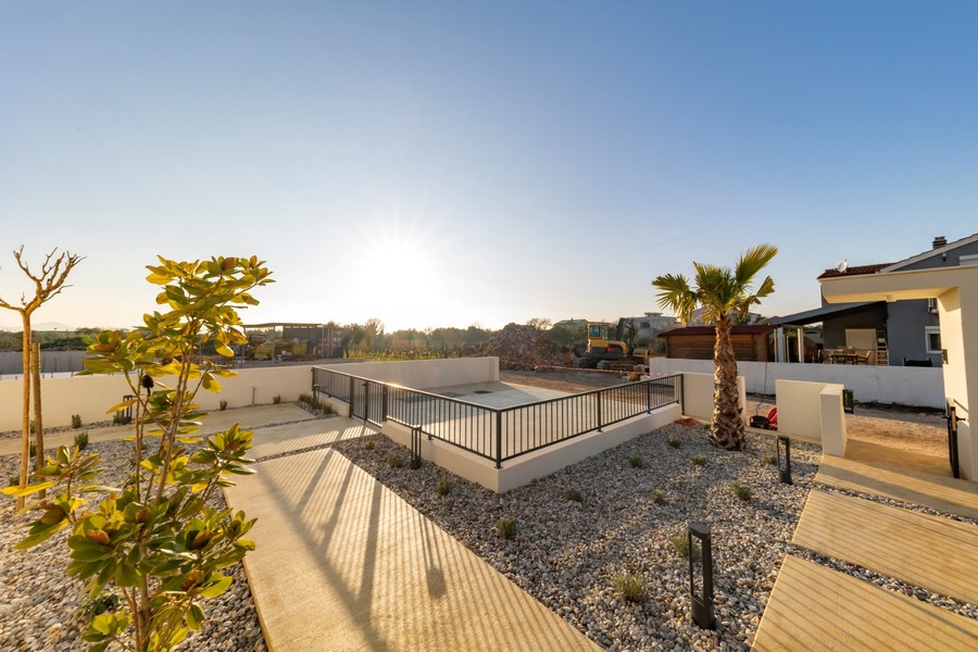 Zahrady se středomořskými rostlinami a prostornými cestami