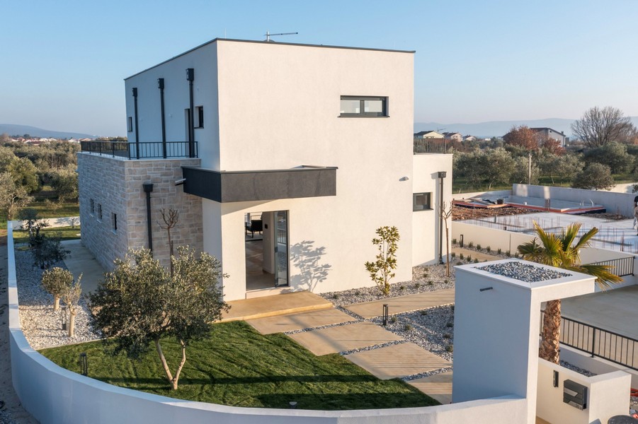 Výhled na dům s terasou a výhledem do klidného okolí