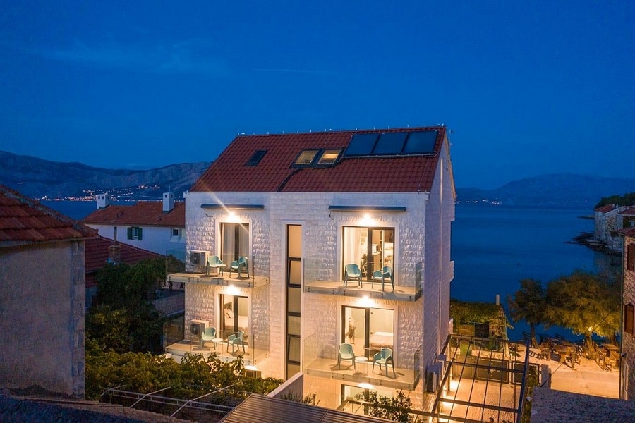 Vnější pohled s tradiční kamennou fasádou