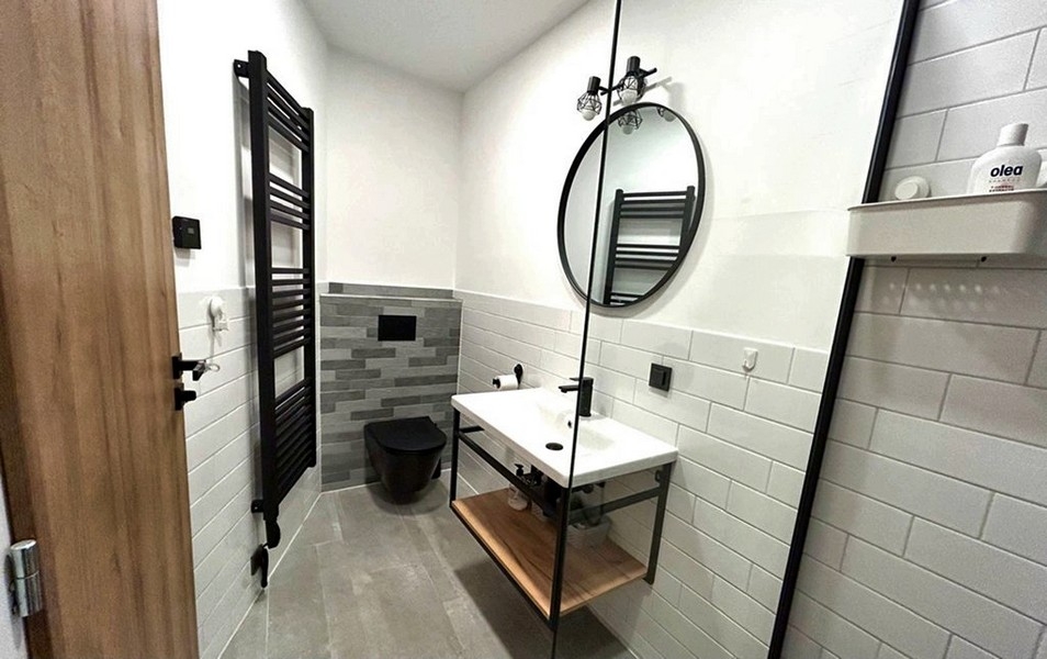 Moderní koupelna se sprchovým koutem a umyvadlem