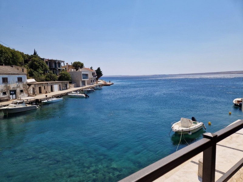 Přímořský dům na prodej poblíž Karlobagu v Chorvatsku.