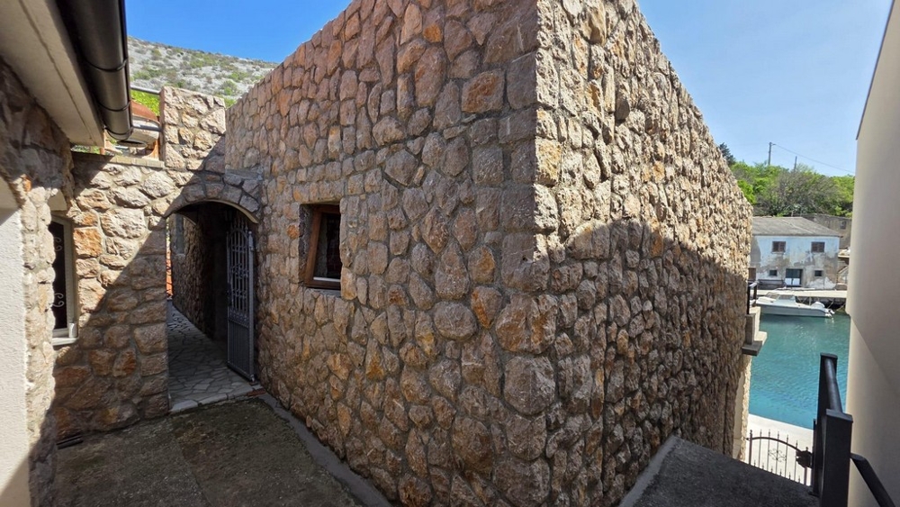 Dům z přírodního kamene s přístupem a výhledem na vodu