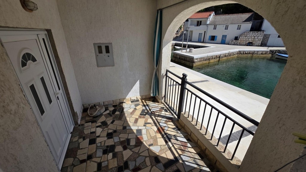 Krytá terasa s přímým vstupem do vody