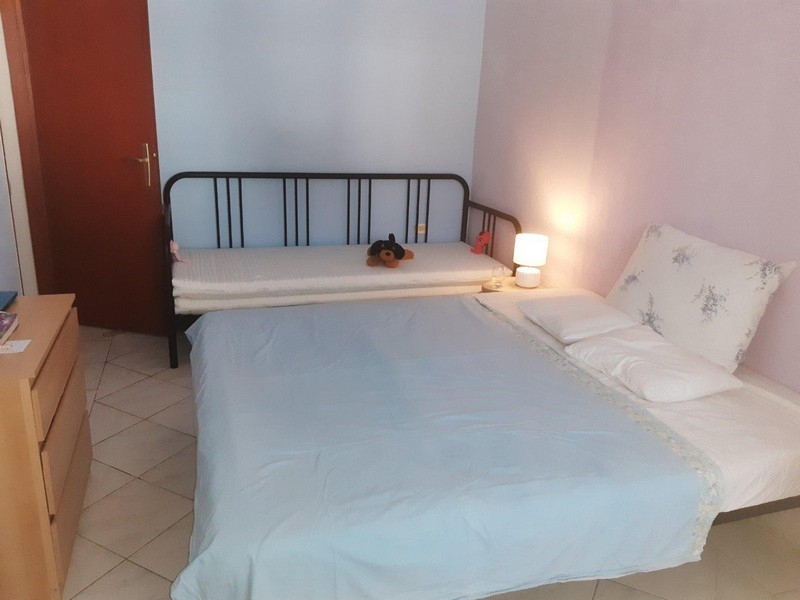 Ložnice s manželskou postelí a přistýlkou ​​pro jednu osobu