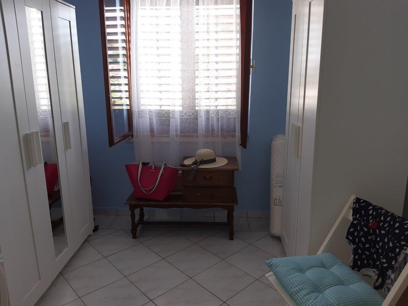 Pokoj se skříní a předním oknem