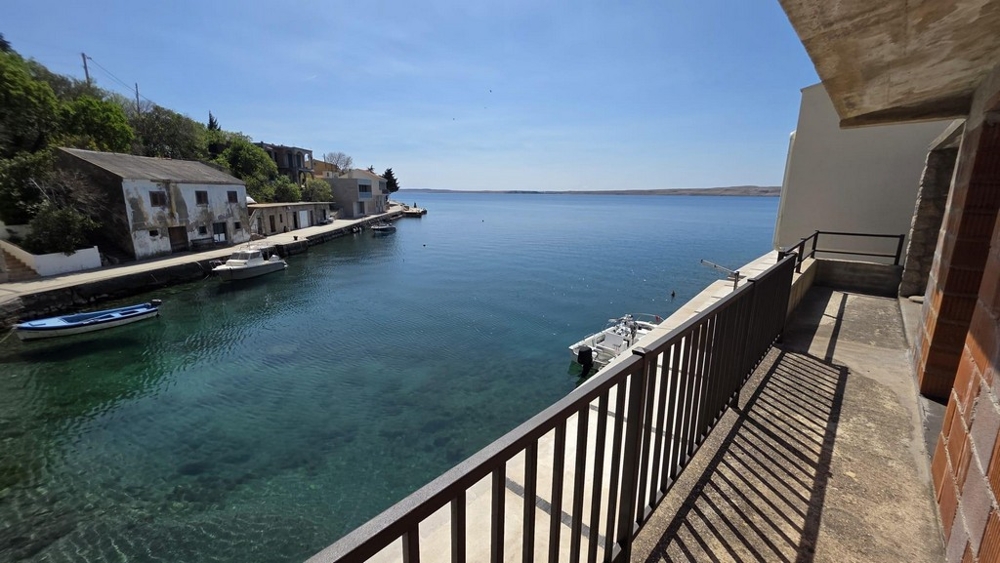Balkon přímo u moře s nerušeným výhledem na klidnou zátoku