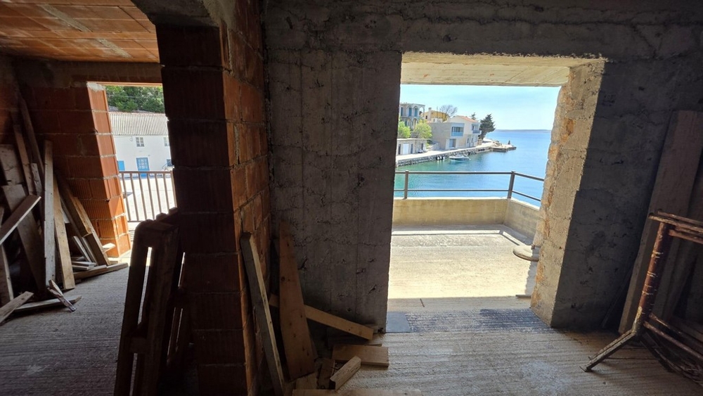 Skořápkový interiér s přístupem na terasu a výhledem na moře