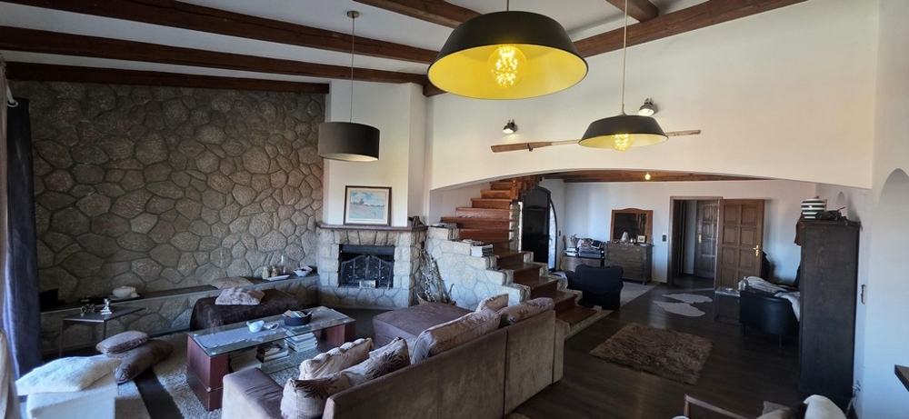 Galerie v horním patře s dřevěnými schody a otevřeným designem interiéru