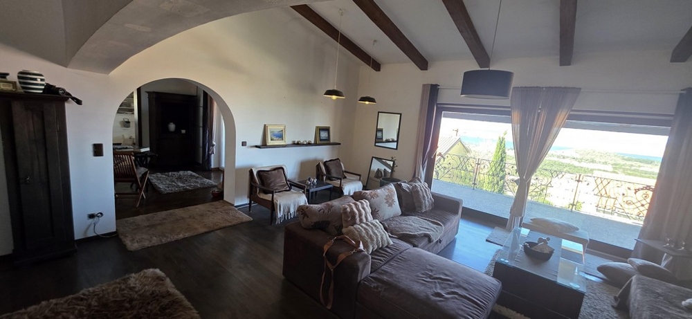 Obývací pokoj se vstupem na balkon a výhledem do okolí