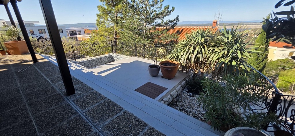 Terasa s venkovním prostorem a výhledem do okolí